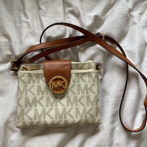 Micheal Kors cross body bag. Like new!